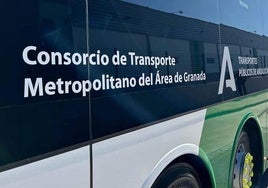Despido inmediato para un conductor de autobús de Granada por dar un puñetazo a un viajero en una discusión sobre la parada