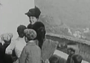 La directora Alice Guy aparece en 'Espagne' rodeada de críos en la plaza de San Nicolás.