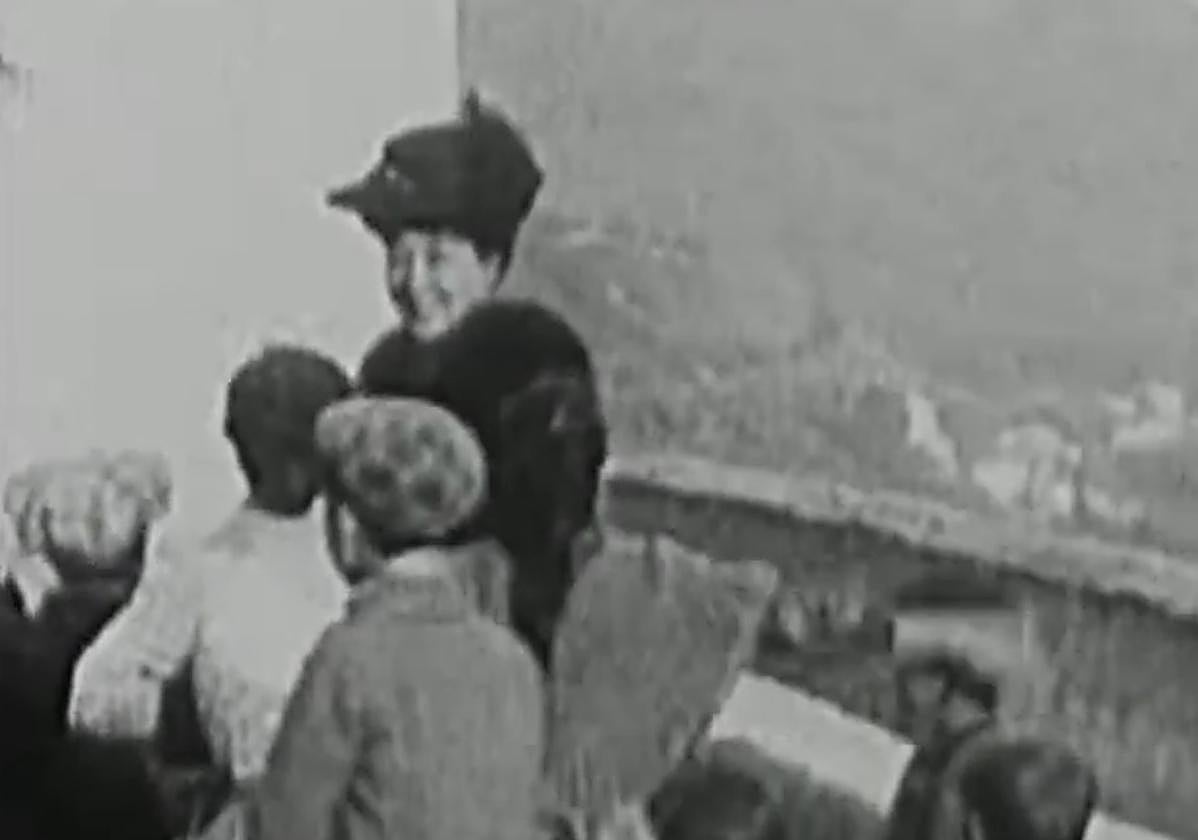 La directora Alice Guy aparece en 'Espagne' rodeada de críos en la plaza de San Nicolás.