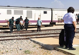 Agentes de la Guardia Civil atienden a un pasajero en silla de ruedas durante el incidente del miércoles.