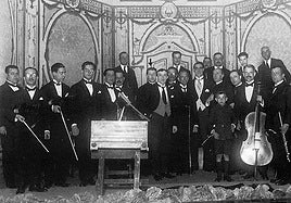 Falla y Torres (de pie, décimo y duodécimo desde la izquierda), junto a los profesores de la Orquesta Bética de Cámara