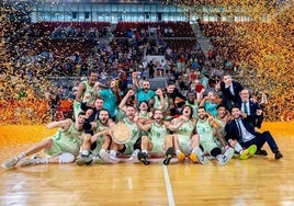 Los jugadores del Real Betis festejan en la pista madrileña el ascenso no consumado a la Liga Endesa.