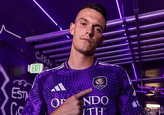 Adrián Marín celebra su fichaje por su nuevo club.