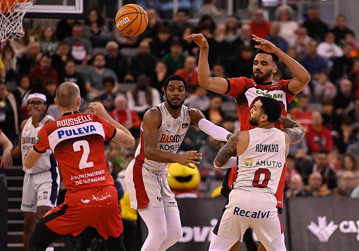 Aminea Noua pasa el balón a Rousselle precisamente en el partido contra el Baskonia jugado en el Palacio.