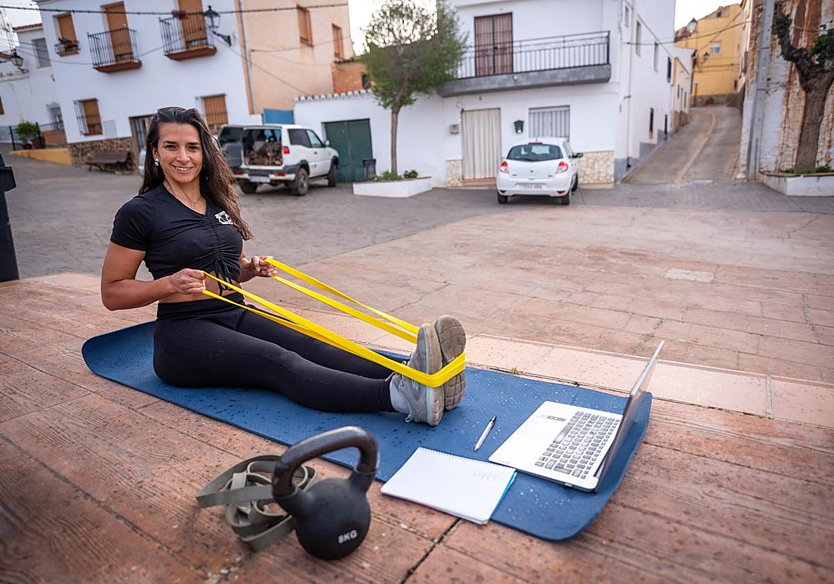 En el trabajo. Marta da sus clases a través de internet desde Polícar.