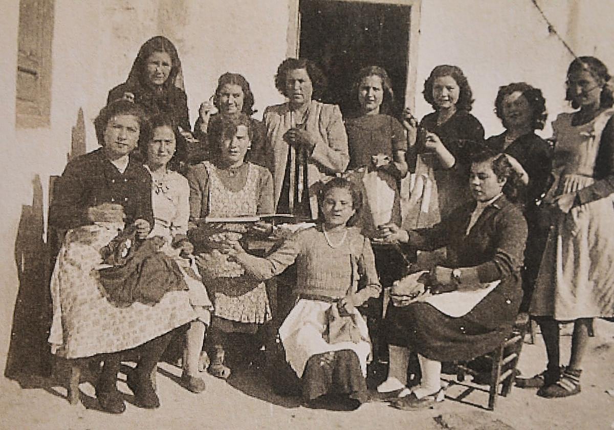 La maestra costurera Blanca, de Cádiar, rodeada de sus alumnas de corte y confección