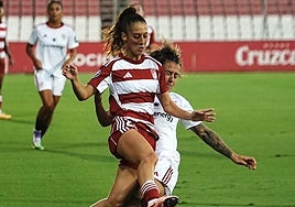 La rojiblanca Vera pelea un balón ante el Sevilla.