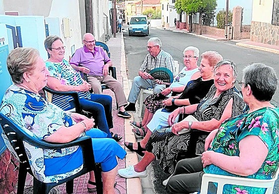 Imagen de archivo de unos vecinos tomando el freso en la puerta.