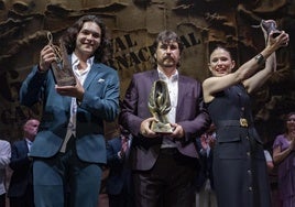 José Carlos Esteban-Hanza Fernández, Gregorio Moya Lara y Salomé Ramírez Almagro posan con sus respectivos premios