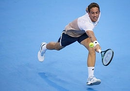 Roberto Carballés devuelve una bola de revés ante Tiafoe.