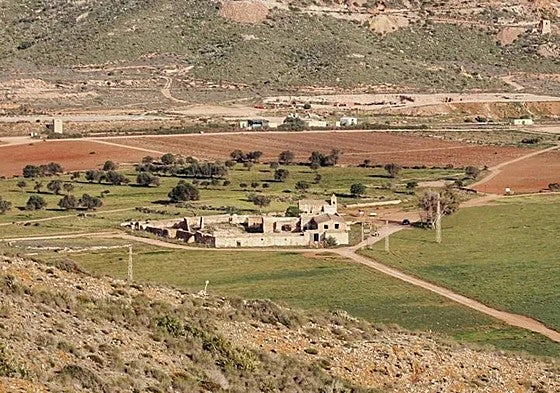 El Cortijo del Fraile presenta un importante deterioro.