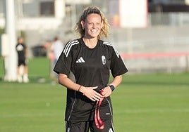 Irene Ferreras, entrenadora del Granada, en un entrenamiento.