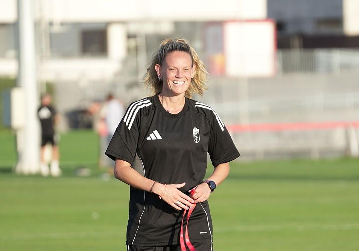 Irene Ferreras, entrenadora del Granada, en un entrenamiento.