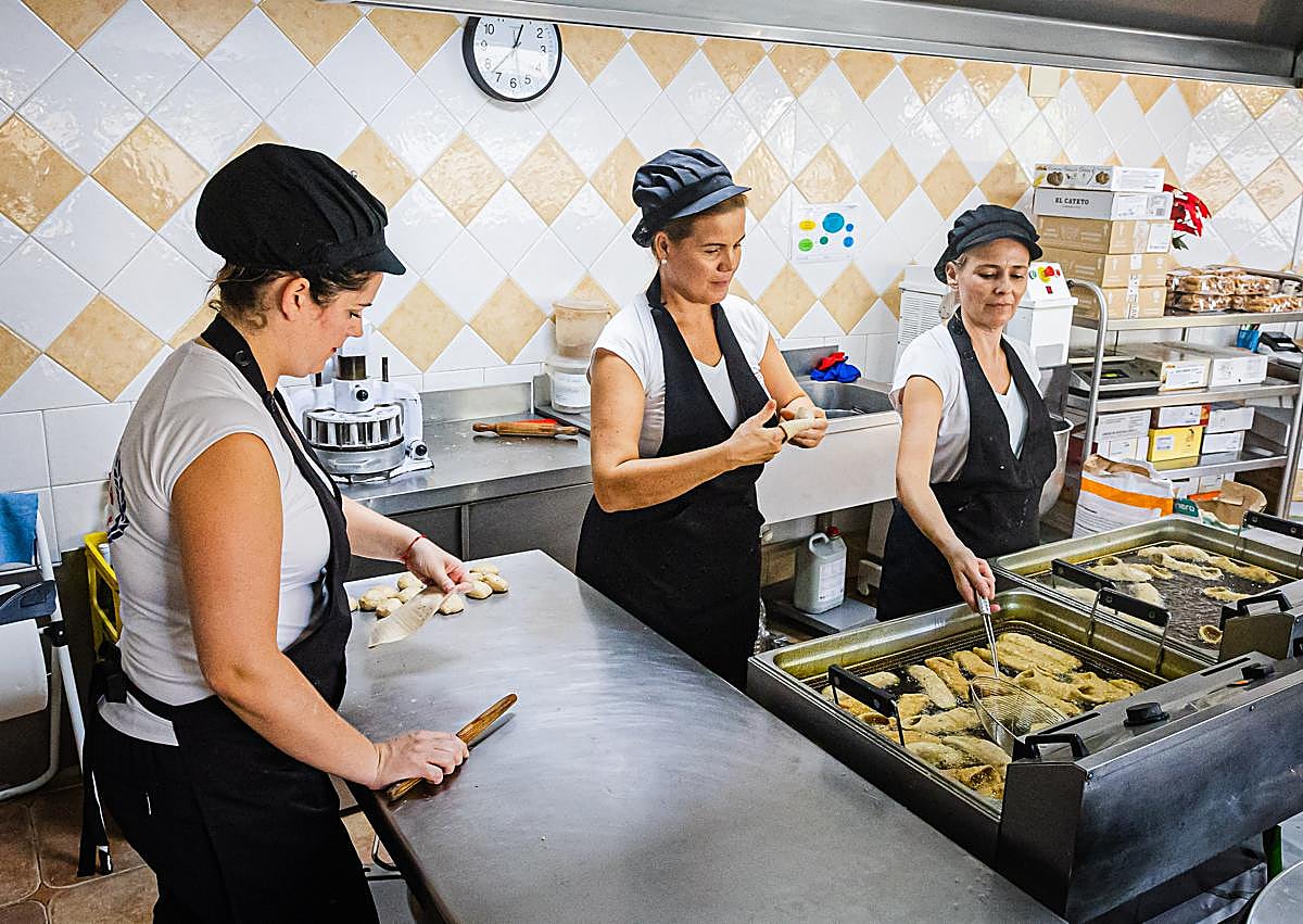 Imagen secundaria 1 - Desvío a la Alpujarra en la Venta de las Angustias, pestiños de Vélez Benaudalla y tortas reales de Motril.