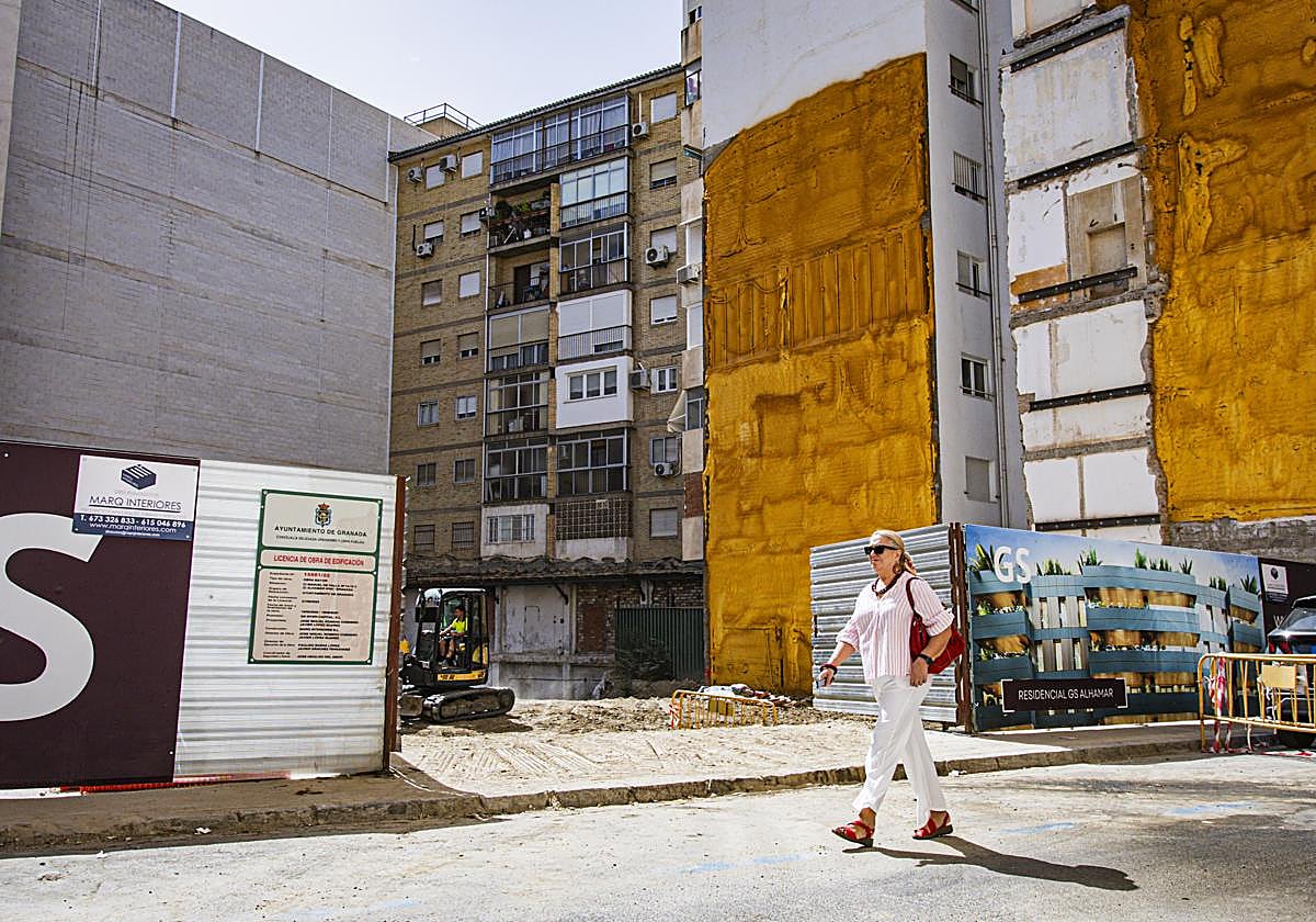 El solar resultante de las obras de edificación de la promoción de lujo que se están ejecutando en la calle Manuel de Falla.