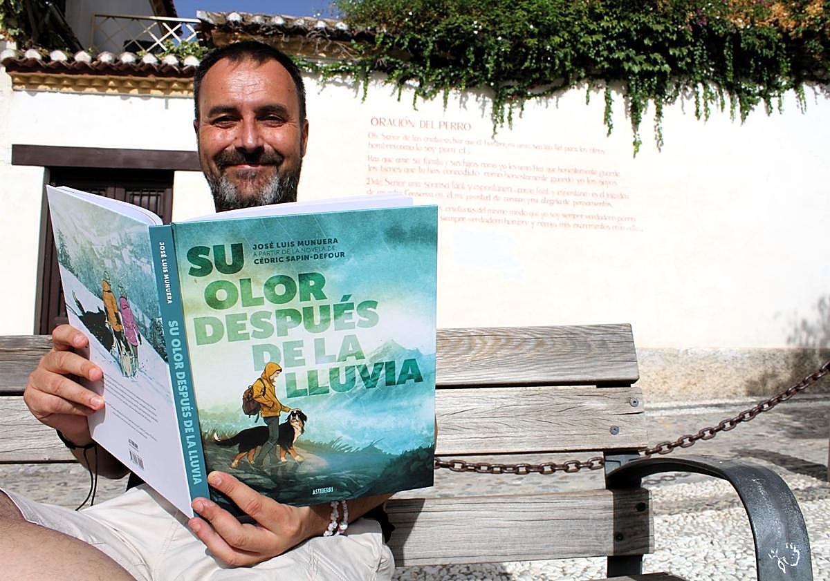 Imagen principal - Munuera en la plaza de San Bartolomé, la dedicatoria del cómic y una página del tebeo. 