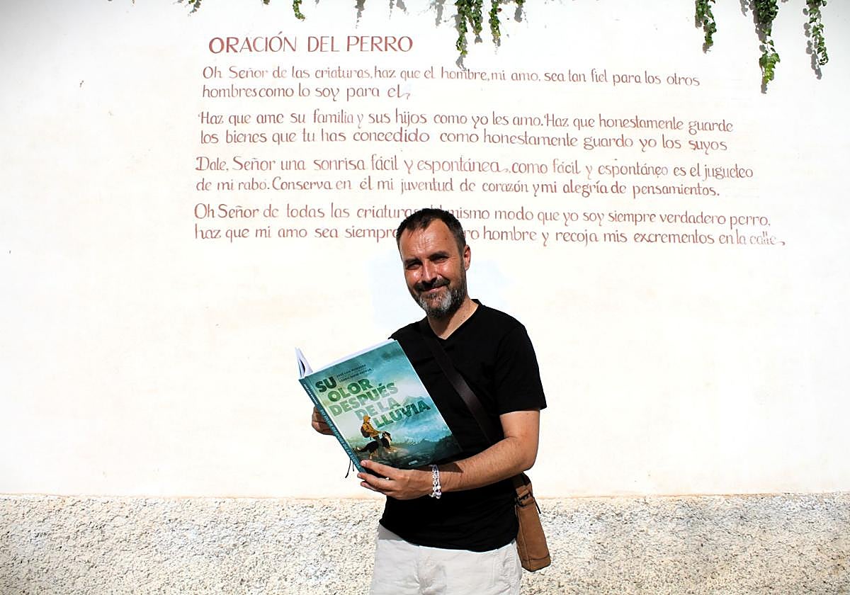 José Luis Munuera, con un ejemplar de 'Su olor después de la lluvia', junto a la 'Oración del perro', en la Plaza de San Bartolomé.
