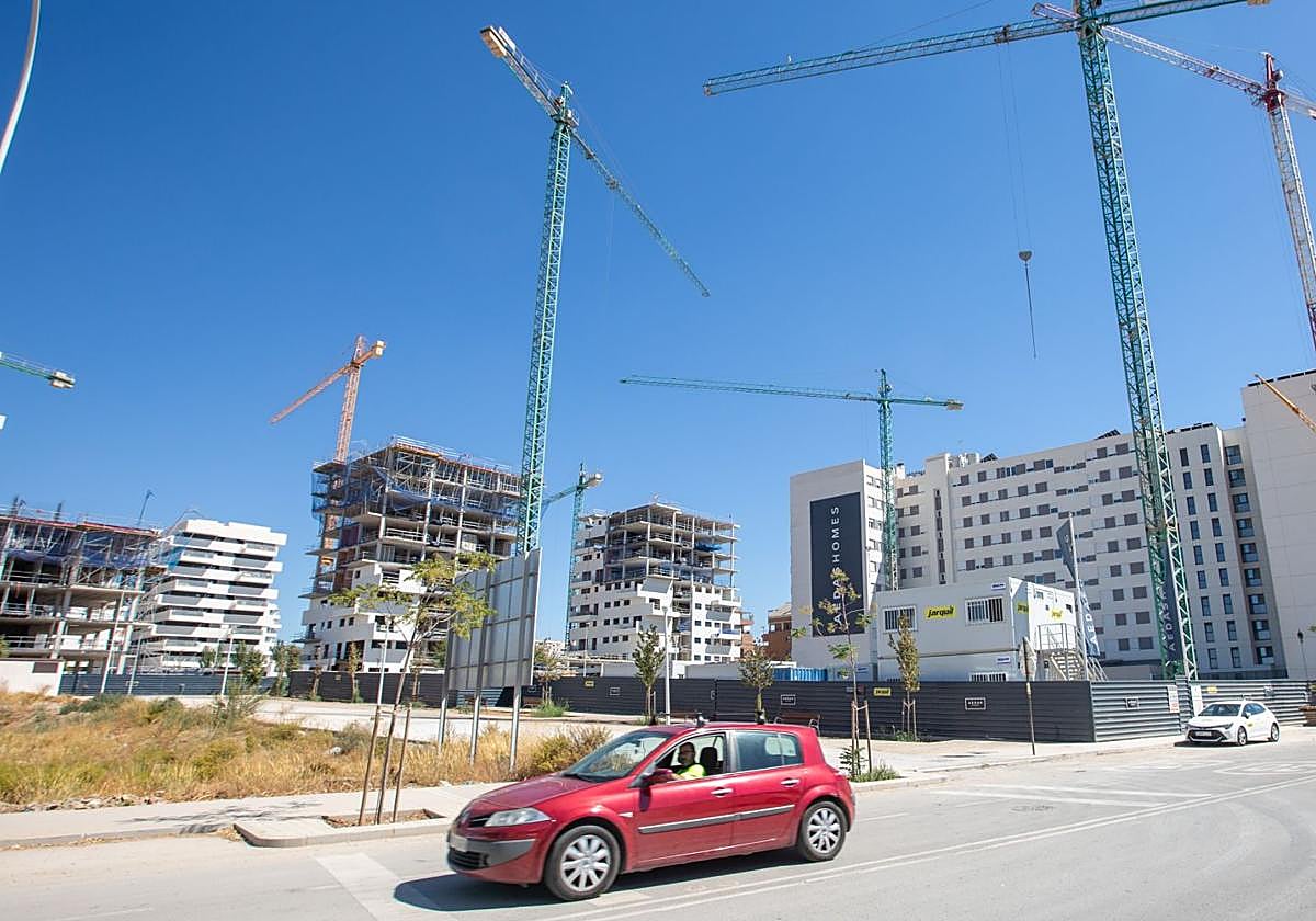 Una de las zonas de expansión de la capital granadina, con bloques de vivienda en construcción, en una imagen de archivo.