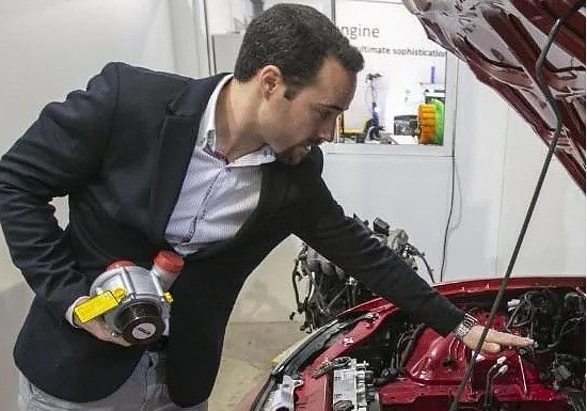 Juan Garrido, impulsor de la firma, muestra el motor e-REX.