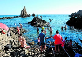 Turistas, fotografiados en Cabo de Gata, uno de los destinos más publicados entre los blogueros que visitan Almería en verano.