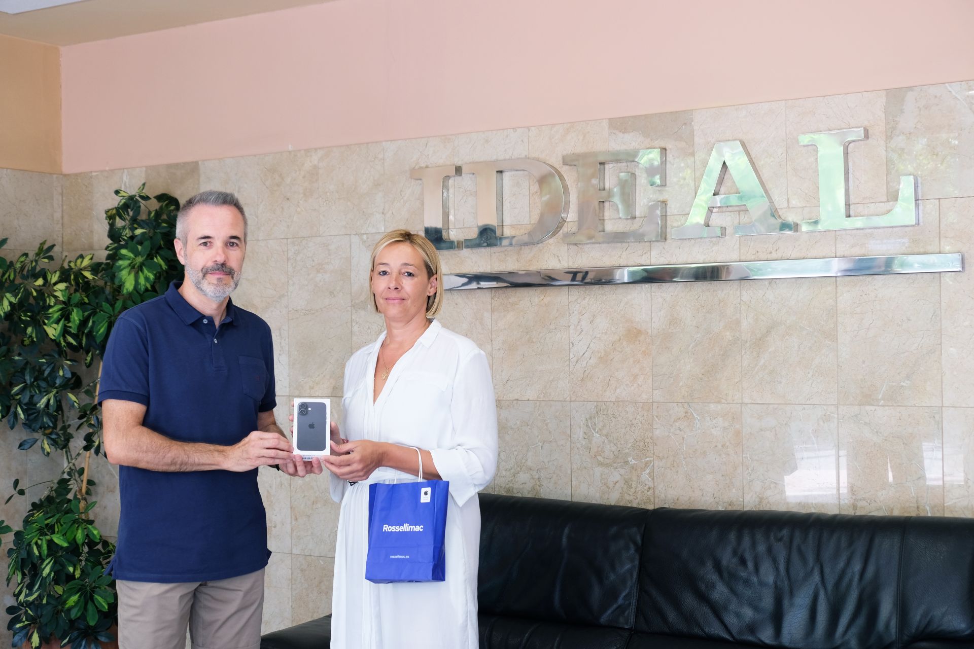 Óscar Salas, el suscriptor de IDEAL ganador de un iPhone 16