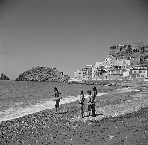Imagen de la playa de Almuñécar en los años 60.