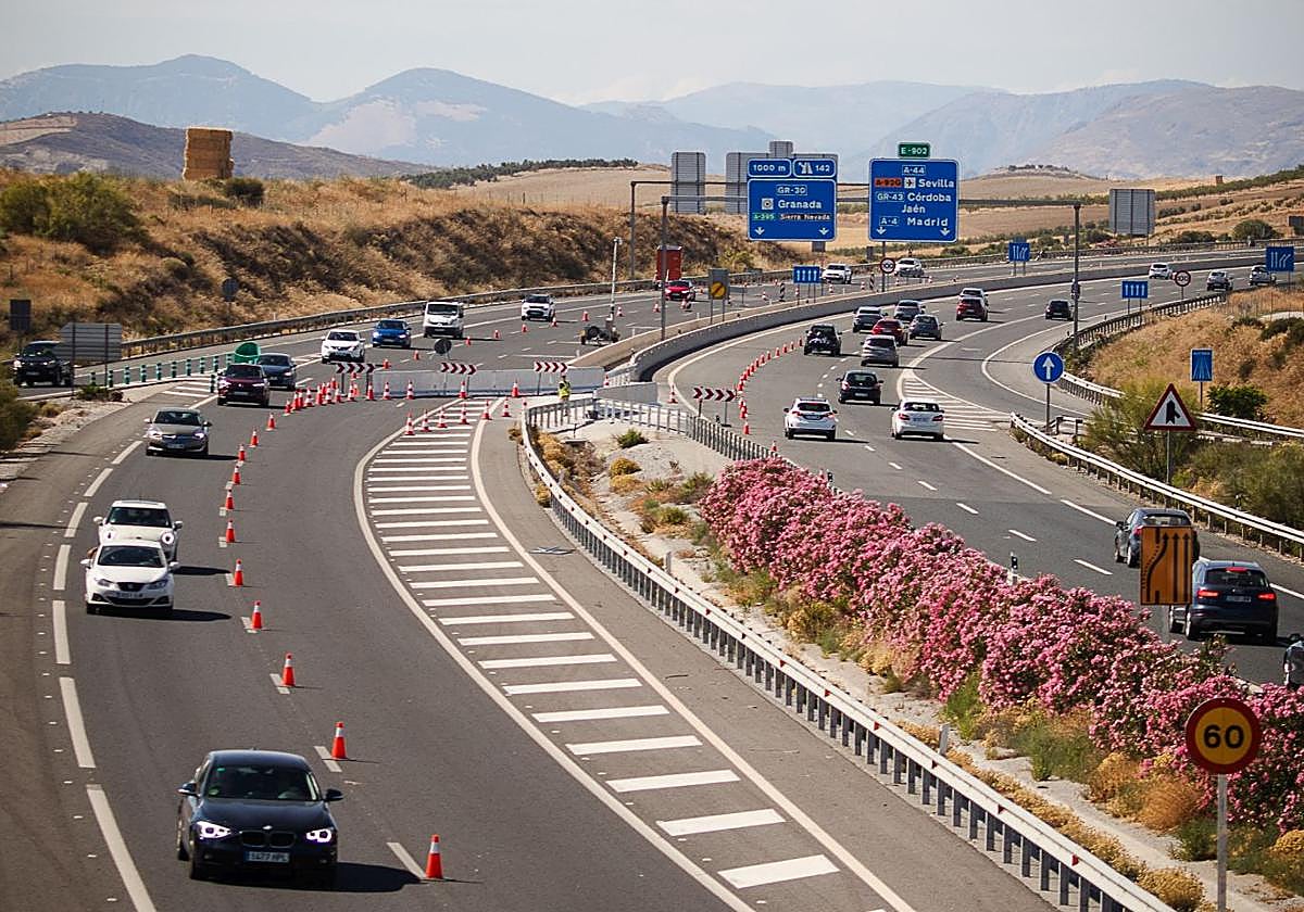 Desde el 1 de junio se activa un tercer carril de subida a Granada para evitar los atascos.