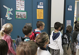 Niños entrando en un colegio