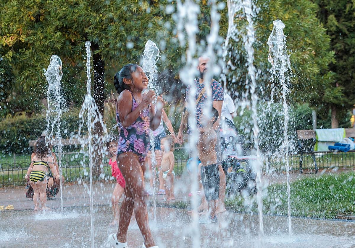 Los granadinos se refugian del calor como pueden.