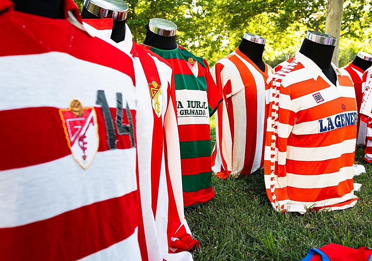 Imagen principal - Los coleccionistas nazaríes, junto a sus piezas más destacadas. 