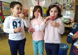 Alumnos de Primaria toman fruta en su centro educativo.