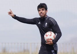 Adolfo Martínez dirige un entrenamiento del Granada C en la Ciudad Deportiva del club.