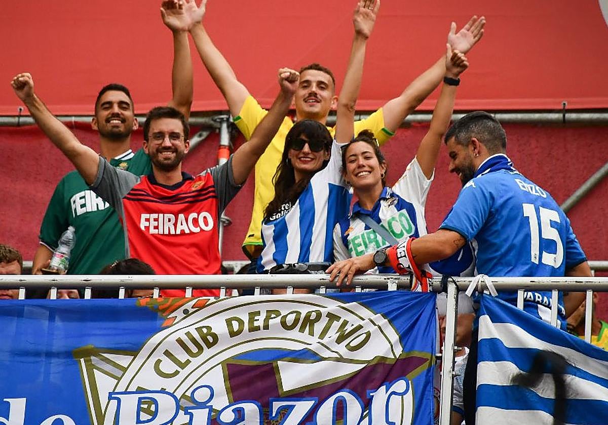 Aficionados del Deportivo durante su última visita a Los Cármenes.