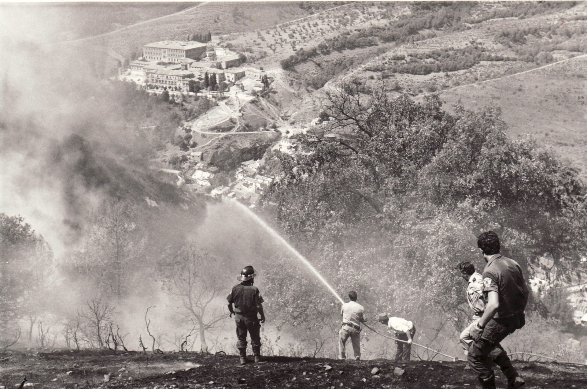 Labores de extinción de un incendio declarado en la colina de la Alhambra en los 80.