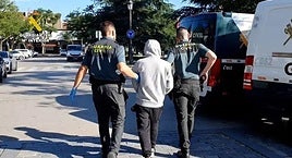 Imagen de los agentes de Guardia Civil junto con el detenido.