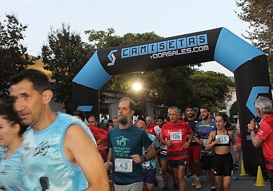 Pistoletazo de salida en el V 'trail running' nocturno Valle del Guadalfeo en Órgiva.
