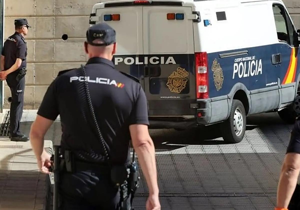 Apuñala con un vaso roto a un hombre tras una discusión por 10 euros en un bar
