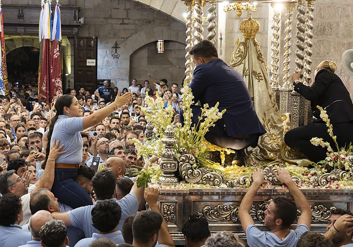 Devoción a la Virgen de la Cabeza, aún en el interior del santuario.