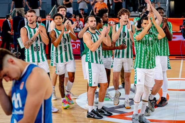 Los jugadores del Betis aplauden a los aficionados tras lograr el ascenso a la Liga Endesa en Madrid.