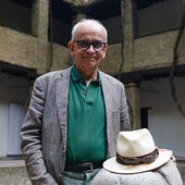 Paolo Pinamonti, director del Festival de Música y Danza, en el Corral del Carbón. Las gafas las lleva puestas su sombrero.
