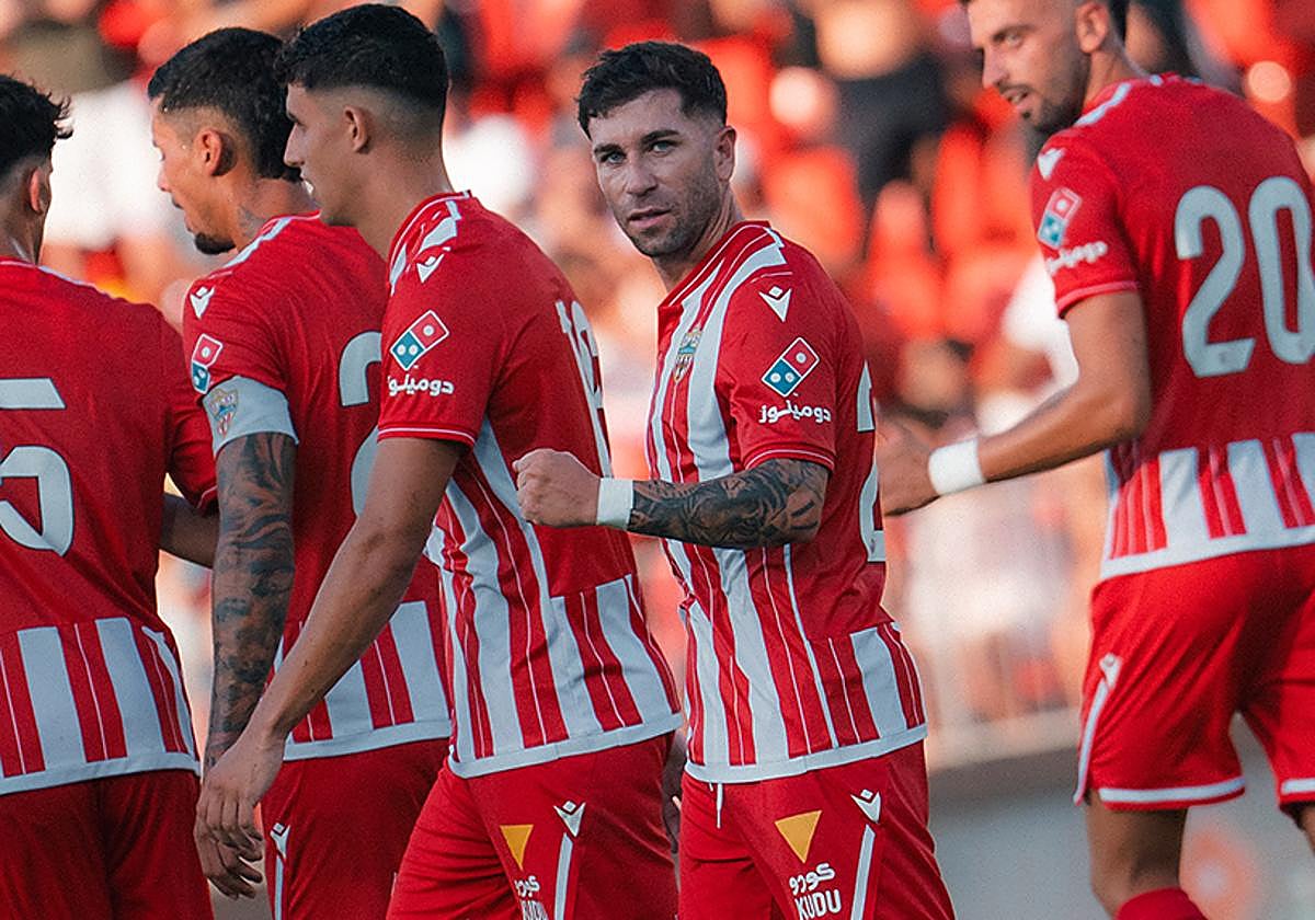 Embarba celebrando un gol en el UD Almería Stadium