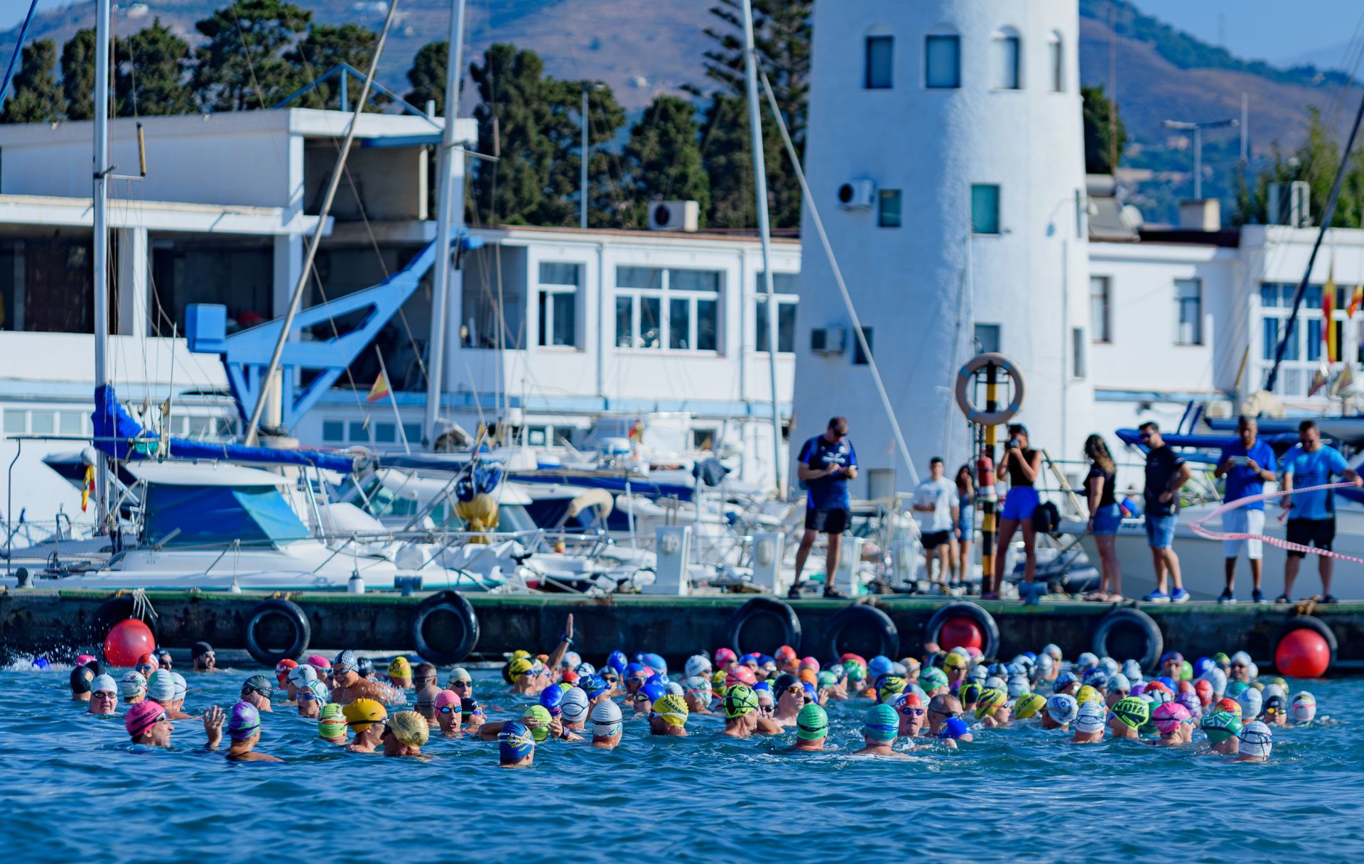 Los participantes se disponen a efectuar la salida en la edición del año pasado.