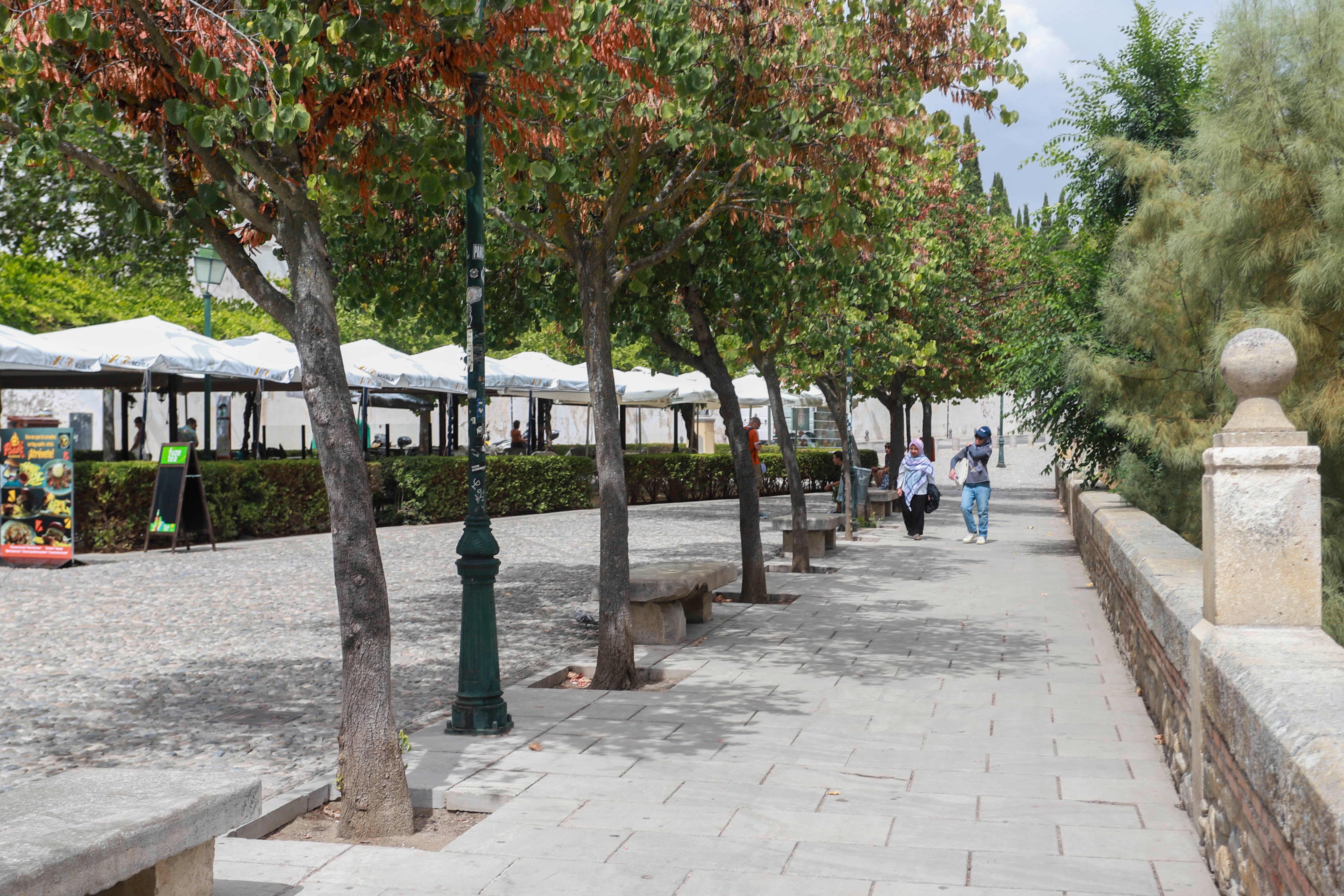 La plaza del Paseo de los Tristes con unos pocos turistas en los bares