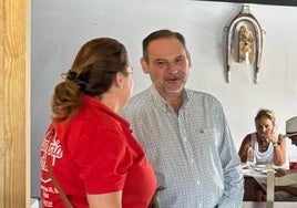 Numerosos curiosos han fotografiado a Ábalos por las calles o incluso a las puertas del cortijo donde se hospeda.