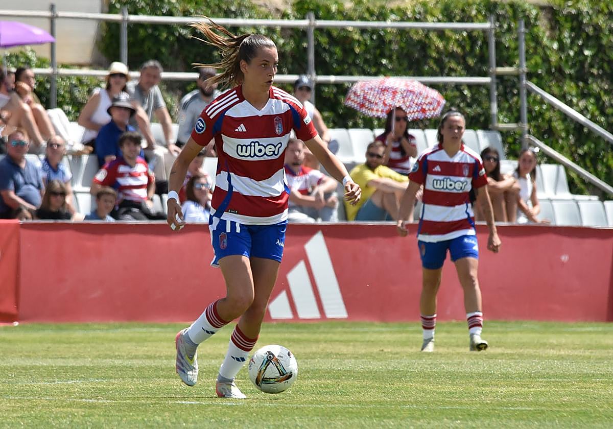 La rojiblanca Andrea Gómez conduce el balón en un partido del último curso en la Ciudad Deportiva.