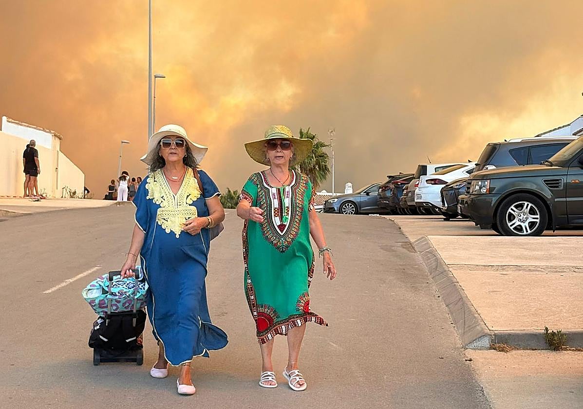Desalojan las viviendas y vehículos de la playa de Atlanterra por el incendio de Tarifa