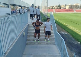 Pau Casadesús sale a entrenar junto al resto de sus compañeros.