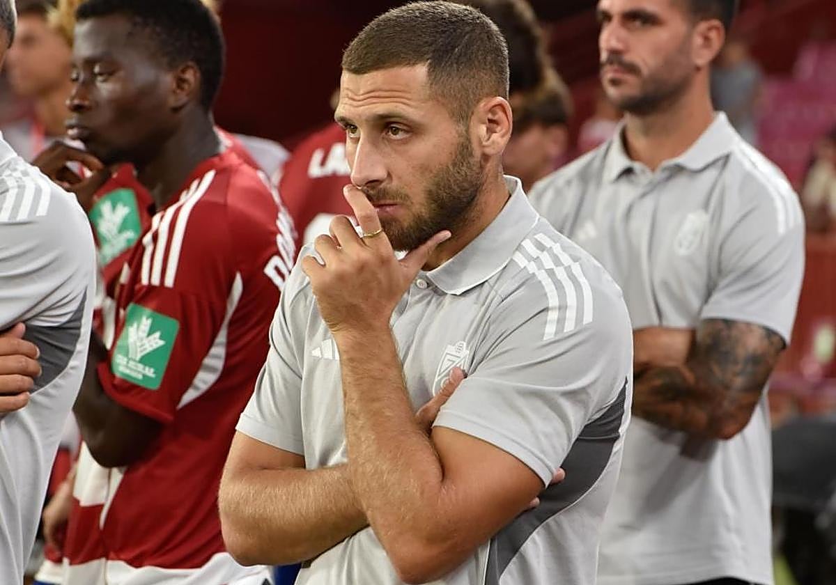 Shon Weissman asiste serio a la entrega del Trofeo Ciudad de Granada.