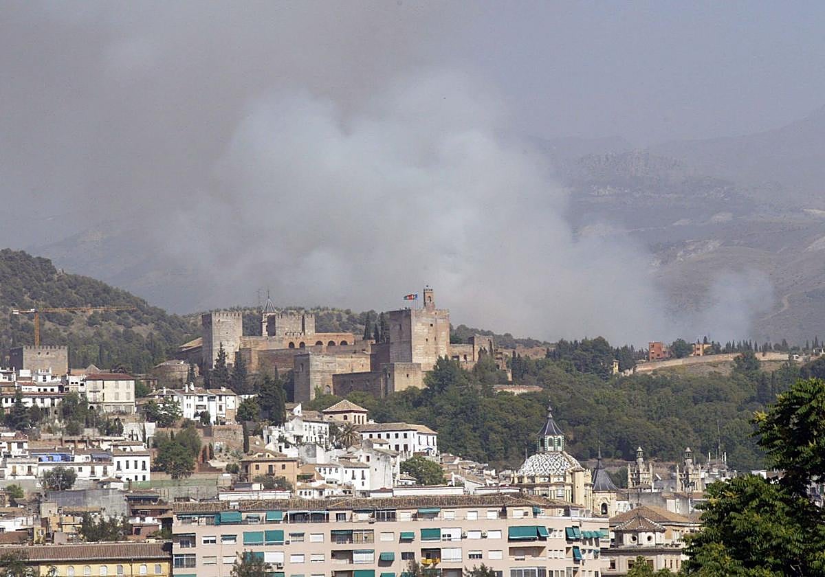 Humareda a espaldas de la Alhambra por un incendio provocado en la dehesa del Generalife en 2005.