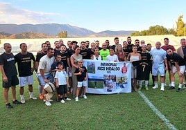 Familiares y excompañeros de Nico Hidalgo, junto a las autoridades, antes del memorial.